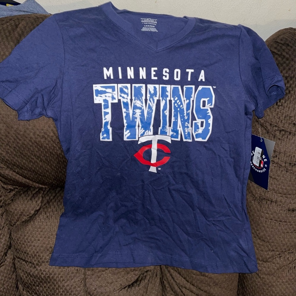 Minnesota Twins Girls Blue T-Shirt  NWT size large fits a size 10